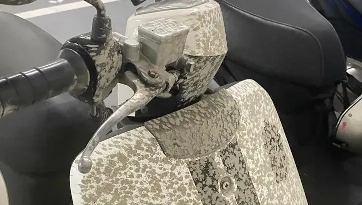 新店工地泥漿「突往天空湧出」　他騎車路過全身裝備慘被噴：一瞬間的事