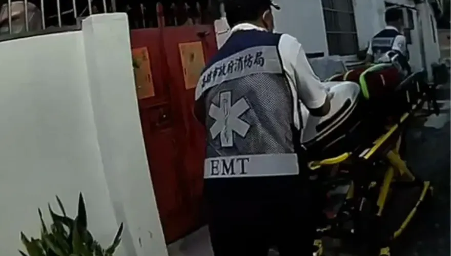 快訊/左營眷村「傳出屍臭」！6旬老婦孤獨死　酒瓶散落一地