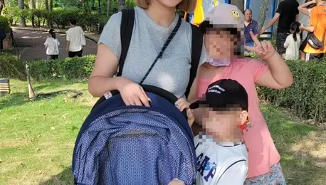 壞透！嫩媽出遊求P掉路人、外甥女　釣出網友狂惡搞...崩壞照流出