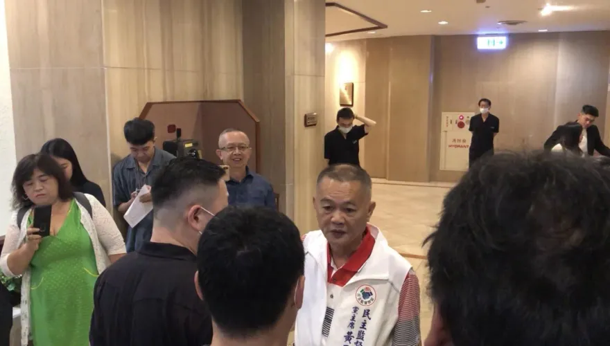 藍白合/「黃金會」場外抗議密室協商　籲公開透明「找齊在野第三勢力」