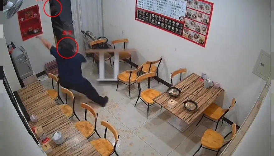 影/壯男欠百萬還裝派！酒醉赴債主弟麵店翻桌　下秒朝天狼狽摔地