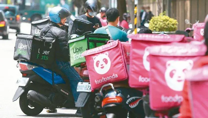 送餐完阿嬤硬塞一大箱「小費」！外送員感動到邊哭邊騎