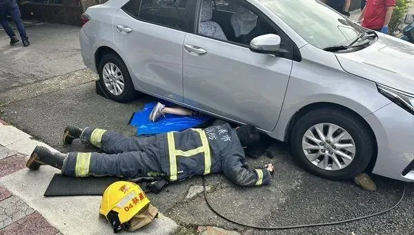 嘉義婦自摔倒地　遭「轎車輾腿」受困車底！神奇般僅受到挫傷