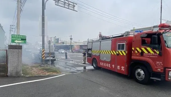 快訊/小貨車車斗起火！高雄大寮驚傳火燒車　疑人為縱火