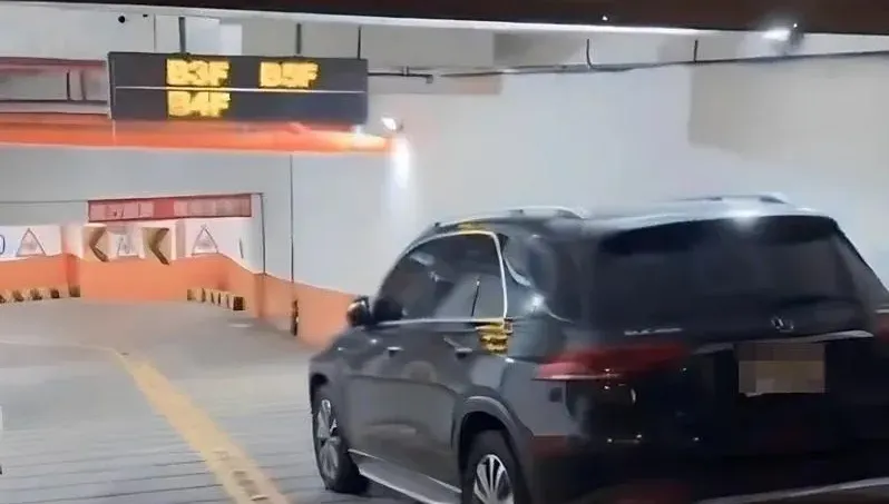 影/省錢？桃園停車場斜坡深夜停整排　警：非屬道路無法罰