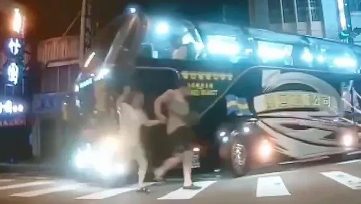 影/遊覽車「燈燈燈燈」一樣看不到行人？羅東街頭險輾民眾驚險一刻曝