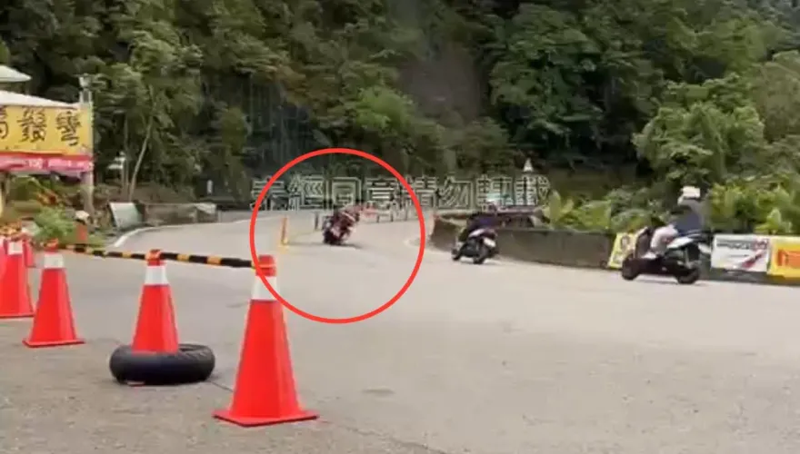 影/北宜3重機過鬍鬚彎疑大鳴警笛　下秒警車出現攔車盤查