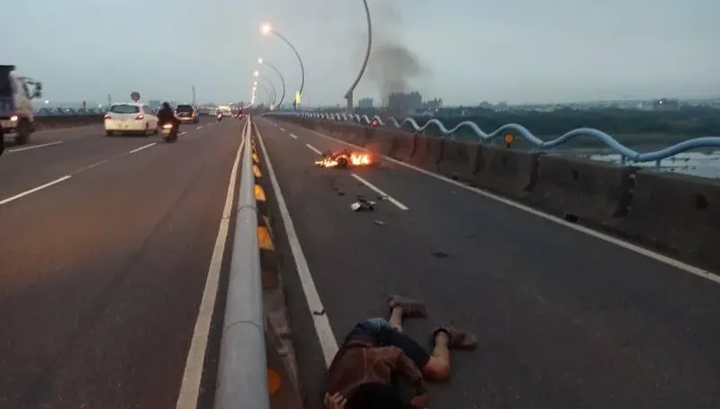 快訊/高屏大橋機車道火燒車！騎士噴飛倒地送醫　車道塞爆