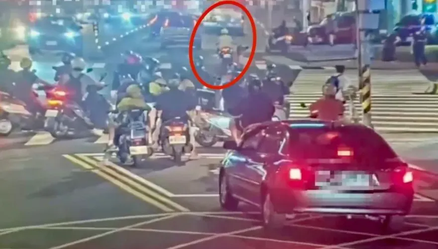 影/糗！二段式左轉標牌已拆警仍開單　騎士不滿PO文逆轉結果
