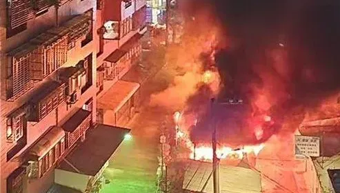 影/身體跟回收物黏在一起！板橋7旬嬤命喪火窟　警消搬不出遺體