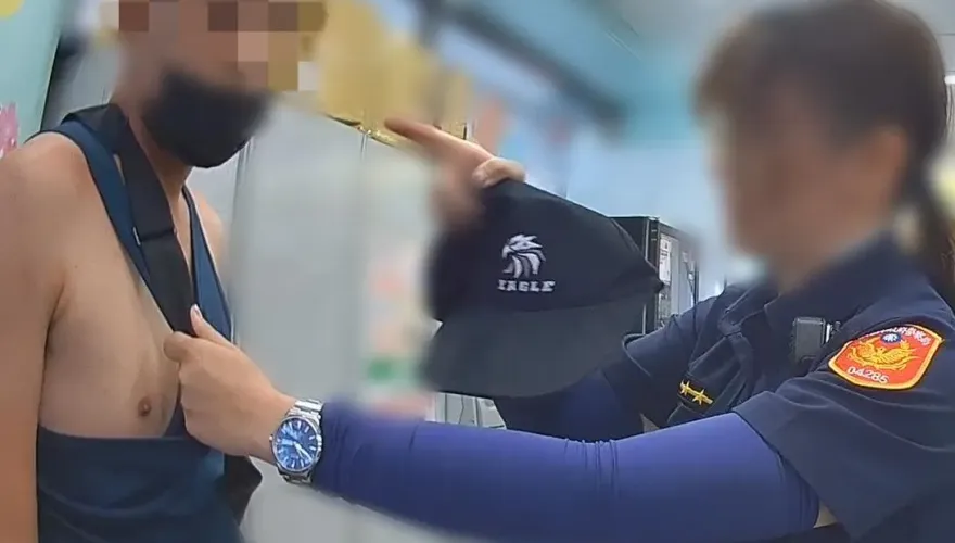 影/想跑去哪！中壢正妹警超商強力阻詐　男車手被壓制糗露點