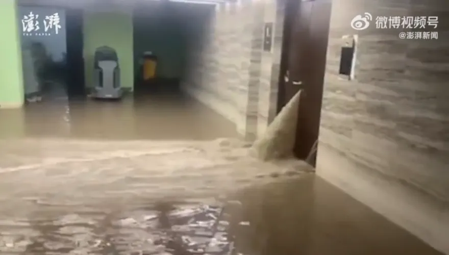 影/傻眼！社區住戶偷挖地下室竟「挖穿河道」　河水灌入地下停車場闖禍