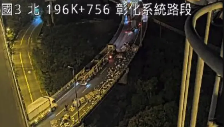 影/門沒關好出事！聯結車轉彎「網購物噴一整排」　國道一度被癱瘓