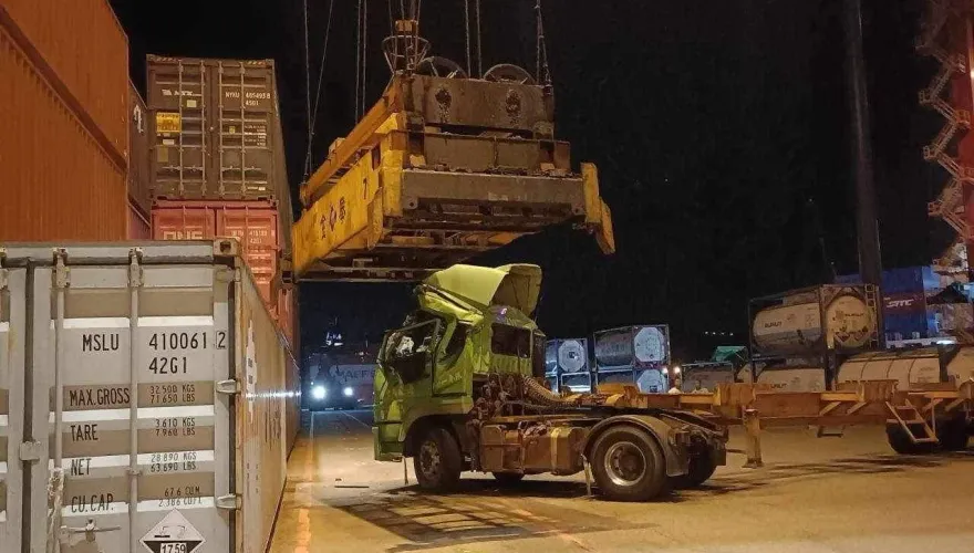影/沒在看？基隆西碼頭「一個大迴轉」撞上天車　曳引車「車頭變形」駕駛受困