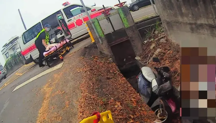 影/嘉義90歲嬤騎車慘摔！無生命跡象送醫搶救　機車卡溝裡
