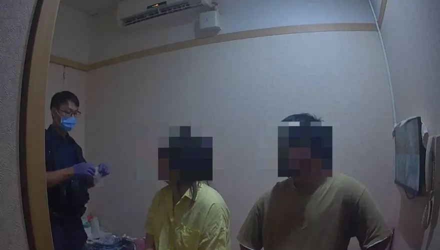 42歲跟24歲「緊緊相連」！台南警抄養生館　越南辣姊急帶嫩男裸藏櫃子