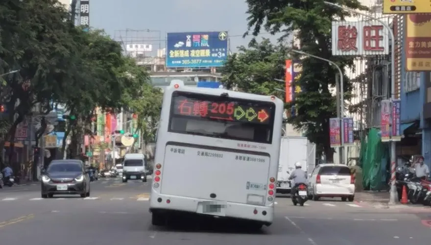 高雄「脊椎側彎」公車！身體右傾、底盤快磨地　跪傾系統「忘了調回來」