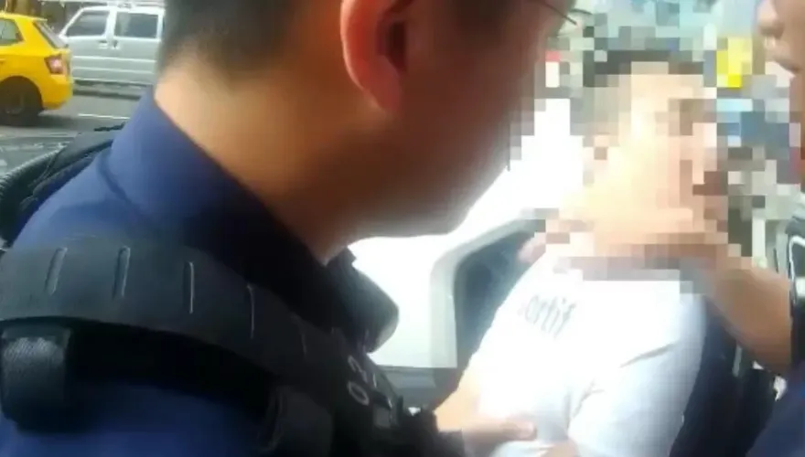 影/新北三重屁孩中午就喝醉　路邊揮刀狂譙警三字經遭壓制逮捕