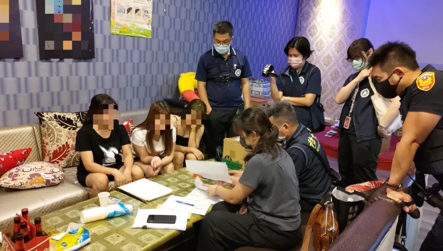 影/外籍移工變馬伕載坐檯陪酒女　他金髮太高調害同鄉秒被逮