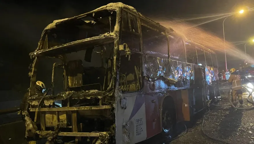 快訊/國1南向桃園段火燒車！遊覽車全毀僅剩骨架　幸無人員傷亡