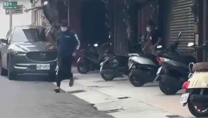 影/台南手機行遭3惡煞砸店！無辜轎車被拿來墊腳砸招牌