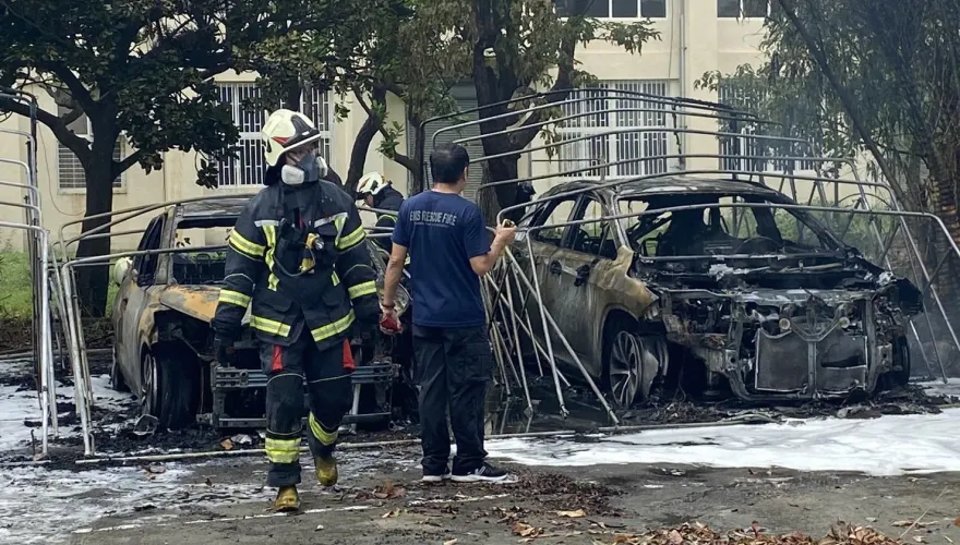 快訊/高雄女燒樹葉引發火燒車！5汽車1機車被燒成廢鐵