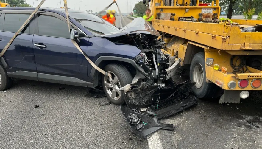 自動輔助駕駛又惹禍！20歲男猛撞國道緩撞車　車頭稀巴爛全毀