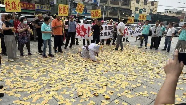 詛咒？單月村民死10多人！永靖鄉民撒冥紙抗議　孝女白琴哭喊「鄉長回來」