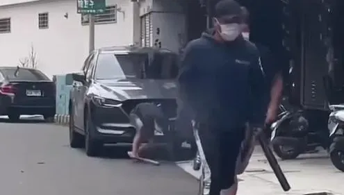 影/暴跳如猴砸店！他爬高高「躍起重摔」還噴裝　網眼尖：手機沒帶走
