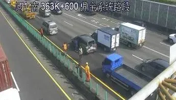 快訊/國1鼎金系統北上連環車禍！4車「碰碰碰」…它屁股被親全爛掉