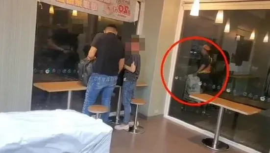 影/整間超商都警察啦！車手傻愣詐騙「被偷襲」　密錄器步步逼近畫面直擊