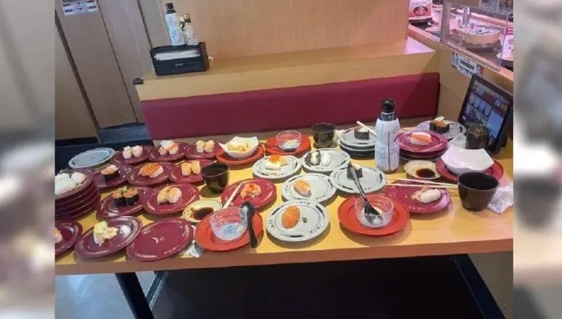 狂點滿滿一桌壽司！結帳離開每盤都剩...店員收桌傻眼