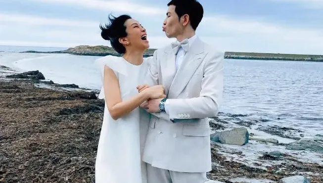 快訊／蕭敬騰宣布結婚！公開海邊婚紗照獻吻超甜蜜