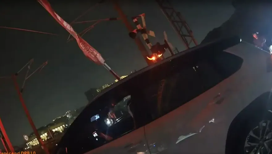 影/移工駕車「卡」平交道！警急按緊急警告鈕　即時阻止憾事