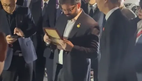 影/37歲智利總統訪北京觀光行程排滿　逛古玩市場化身殺價王「撿便宜」