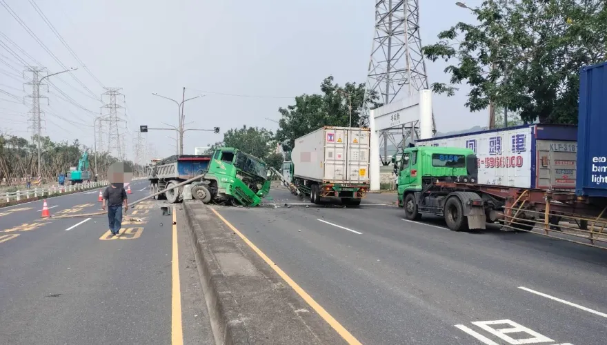 影/小港曳引車爆胎衝斷燈桿、擊中對向貨櫃車　車頭碎爛