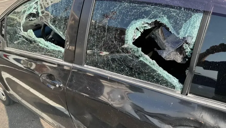 影/台南驚見斧頭幫！他懷疑前妻愛上好友　當街砸車鬥毆遭警對空鳴槍嚇阻