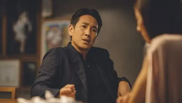 韓媒驚爆「第2個劉亞仁」大咖影帝涉吸毒！《寄生上流》李善均遭影射