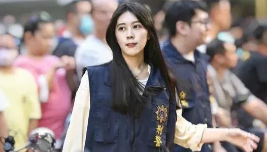 網友看過來！三重「美女刑警」上銬畫面在這　跆拳黑帶比男警還能打