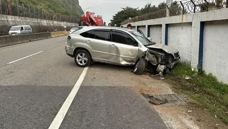 快訊/新北石門LEXUS休旅車失控撞牆！車頭全毀女駕駛右膝受傷送醫