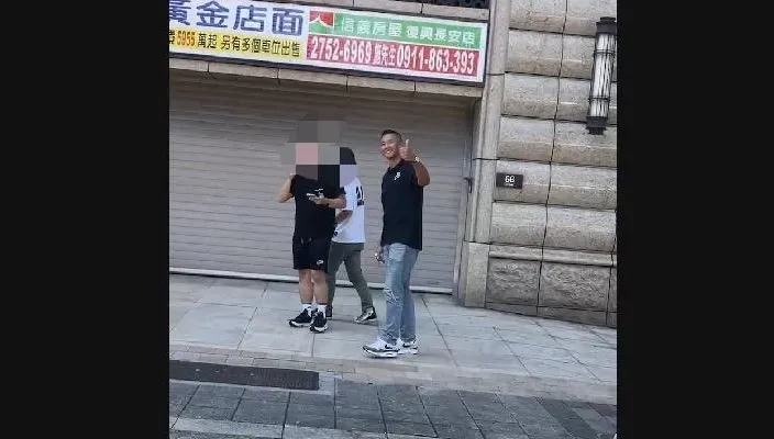 獨家直擊／黑人陳建州現身！開庭後遇鏡頭開心比「讚讚」