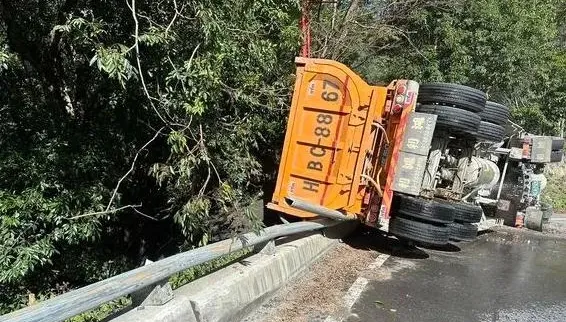 快訊/南投仁愛鄉砂石車翻覆險墜橋！　驚險現場曝光