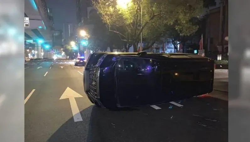 台中300萬名車凌晨翻路中央　駕駛肇事落跑警將究責