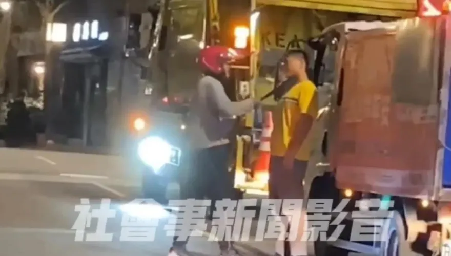 影/互嗆片！垃圾車與機車行車糾紛　外送員拿球棒抵清潔隊員頸部