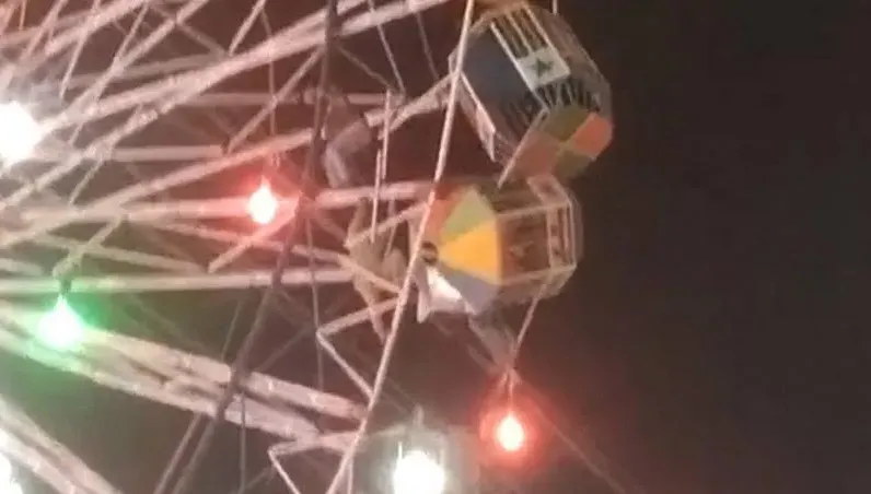 影/超驚險！印度遊樂園摩天輪故障　消防員搏命徒手攀爬救人