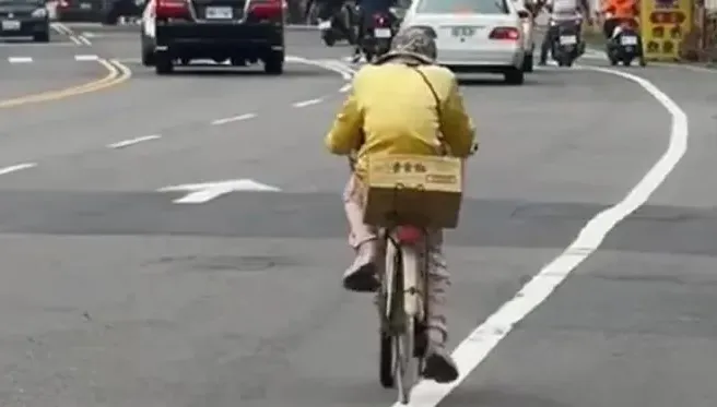 影/夠狠！屏東阿婆洪荒之力騎單車　路人驚見輪框都想問「婆婆妳的輪胎呢？」