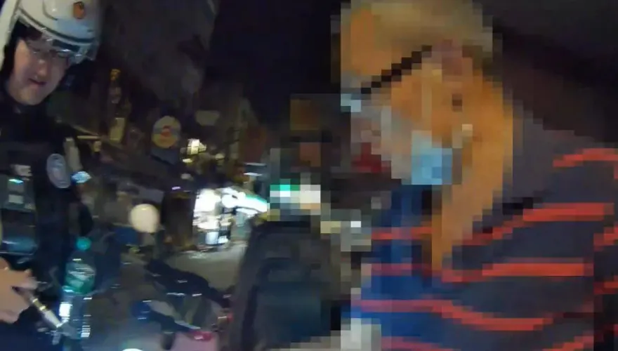 影/男子無照逆向遭警攔查　鞋底藏毒被抓包送辦