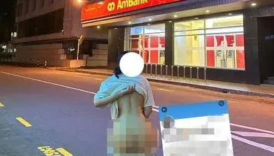 警方傻眼！陸女大馬街頭掀衣脫褲　秀「蜜桃臀」急開放預約