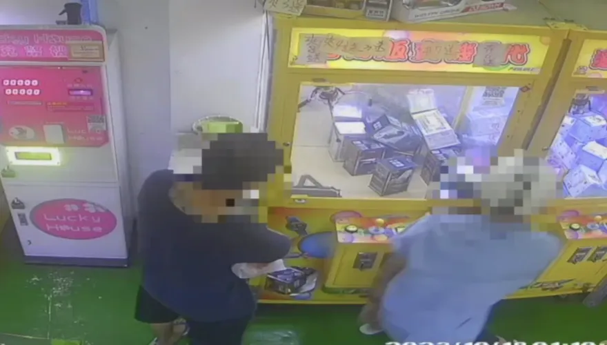 影/傻賊自投羅網！2度光顧娃娃機店　老闆氣炸報警逮人