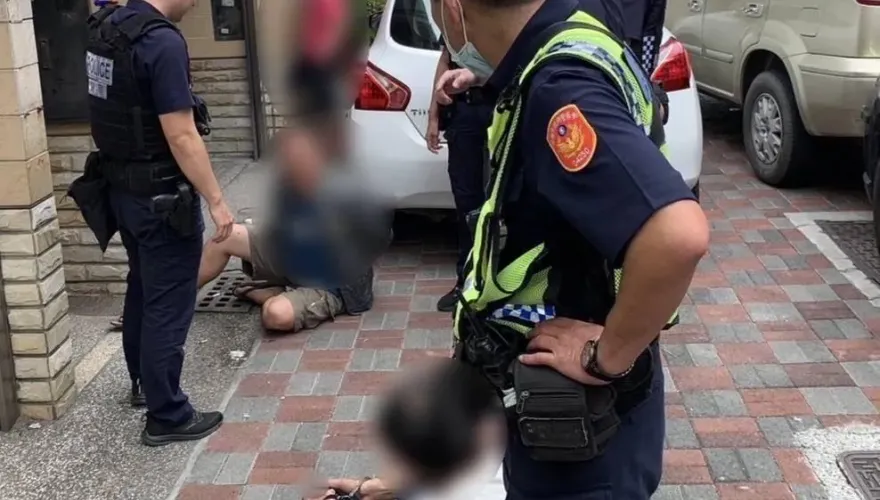 影/高雄通緝犯開失竊車輛遭攔查！暴衝警員遭壓制逮捕